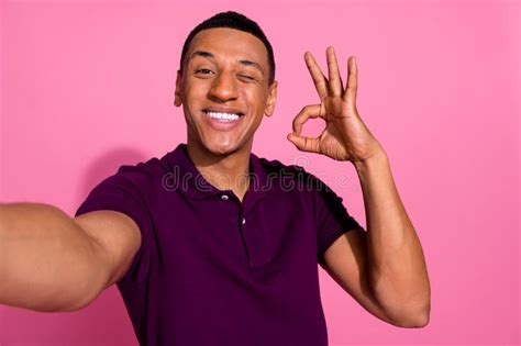 Retrato Fotográfico De Un Joven Apuesto Que Se Toma Selfie Foto Color