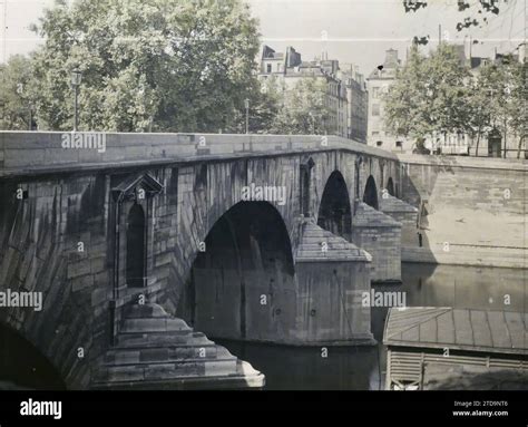 Paris IVth Arr France The Marie Bridge From The Quai D Anjou