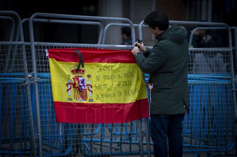 Decenas De Personas Se Concentran Contra S Nchez En El Per Metro Del