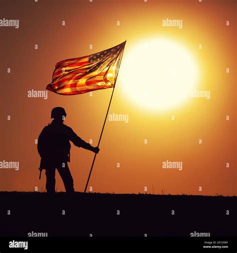 Soldiers sunset silhouette hi-res stock photography and images - Alamy