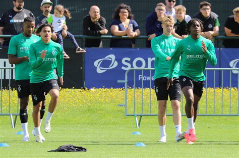 Borussia M Nchengladbach Boteli Sauck Und Swider Im Fokus Fotos