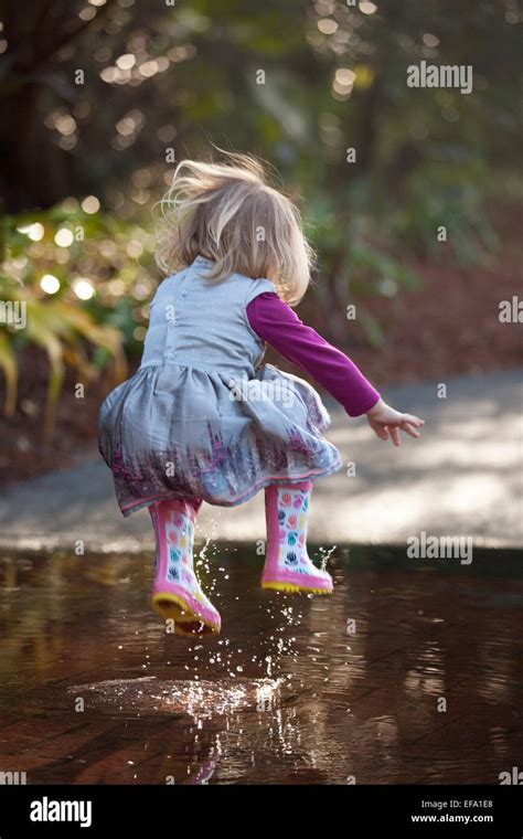 Springen in pfützen Fotos und Bildmaterial in hoher Auflösung Alamy