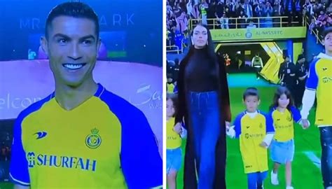 Apresentação Al Nassr A Reação De Cristiano Ronaldo à Entrada De Georgina E Dos Filhos No Relvado