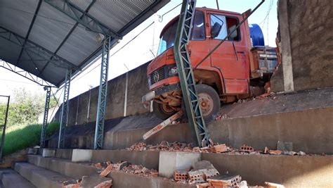 Caminhão perde freio e derruba muro de quadra de escola em Passos MG