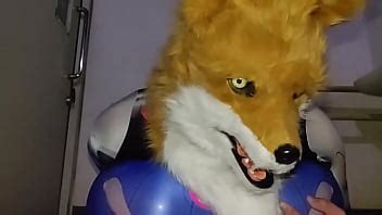 Zorra de tetas gigantes se masturba en un baño público XVIDEOS