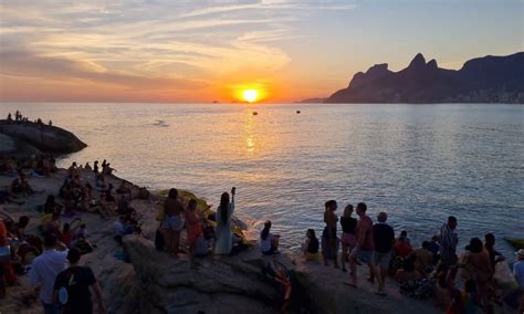 Pedra Do Arpoador Volta A Ser Palco De Aplausos Ao P R Do Sol Jornal