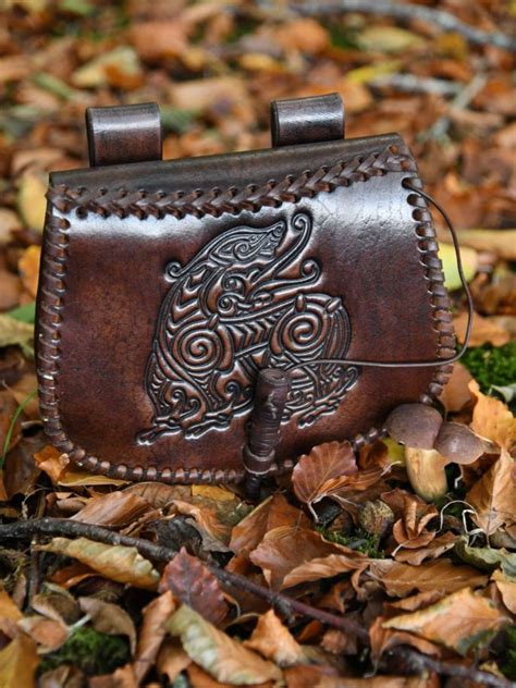 braune Gürteltasche mit Drachen Prägung Ritterladen de