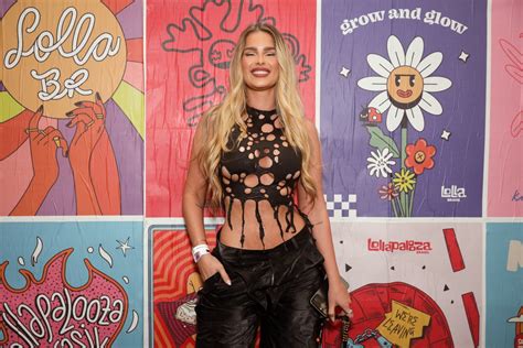 Yasmin Brunet Chega Ao Lollapalooza Look Ousado E Deixa Parte Dos