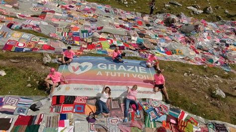 Tre Cime Di Lavaredo Stesa La Maxi Coperta Per Dire No Alla Violenza