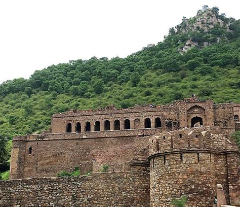 Haunted Bhangarh Fort, History, Timings, Facts & Stories