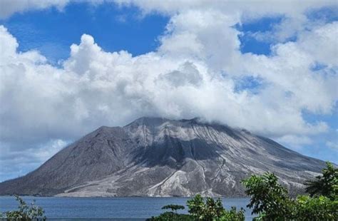 Status Gunung Ruang Masih Awas Badan Geologi Turunkan Jarak