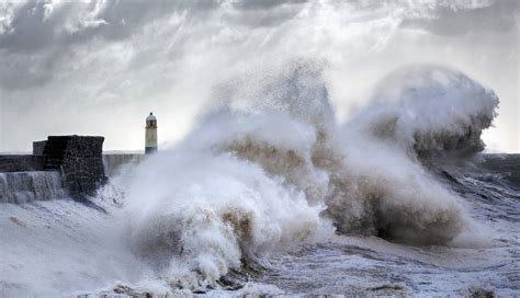 Stunning Storm Waves Photography – Fubiz Media