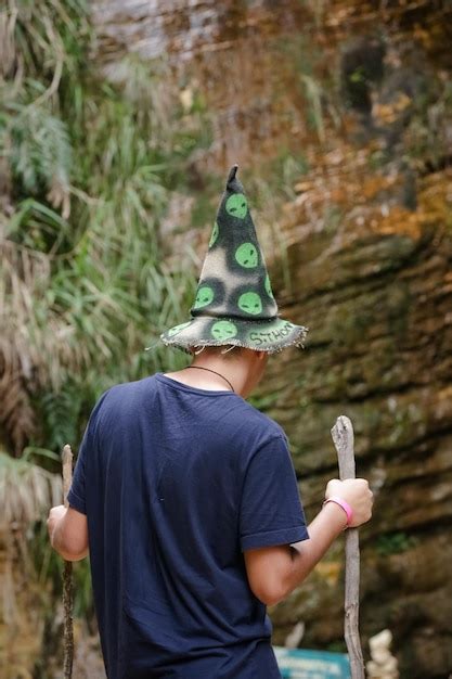 Personas Con Sombreros De Brujas En Un Viaje A Un Logoa Secreto Entre