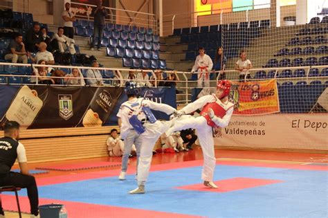 Unos Deportistas Participan En Valdepe As En La Final Del