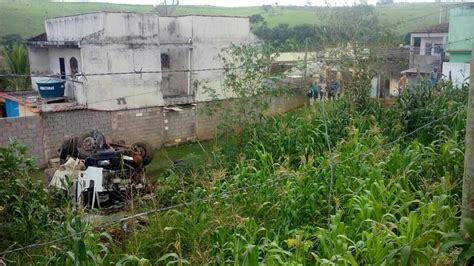 Rádio Acesa FM VR Caminhão capota após bater em carro na RJ 145 em