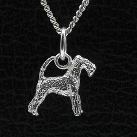 Zilveren Fox Terrier Draadhaar Met Staart Ketting Hanger Klein Bol