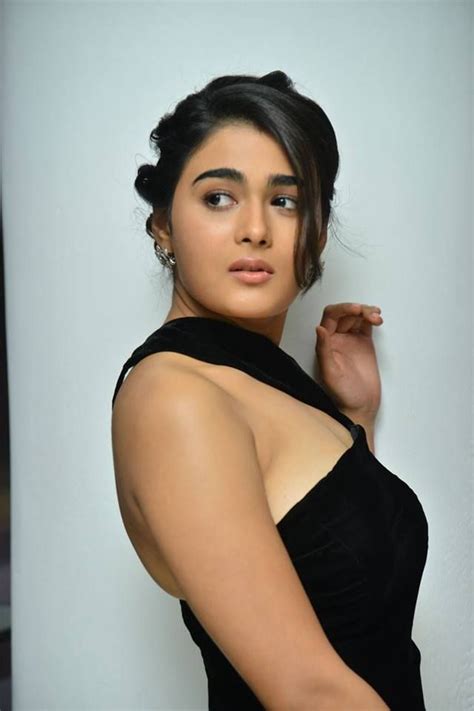 Shalini Pandey Shalini Pandey Celebrities Male Back Pose