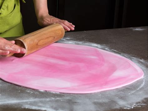 What Is Fondant Icing? (And How to Make It) - Insanely Good