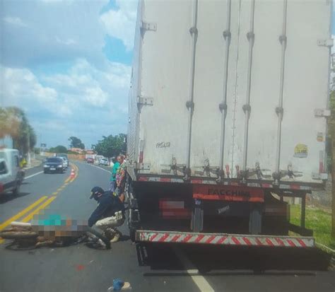 Motociclista morre ao colidir traseira de caminhão estacionado na