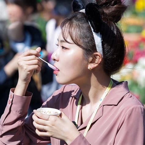 Seulgi Eating Rseulgi