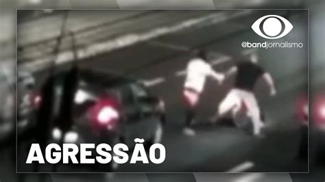 Homem chuta cabeça de mulher em briga de trânsito veja o flagrante