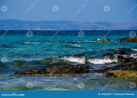 Ondas Do Oceano Se Quebrando Nas Rochas Da Costa Imagem De Stock