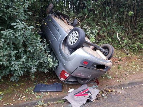 Motorista capota carro em curva e foge a pé antes da chega do socorro