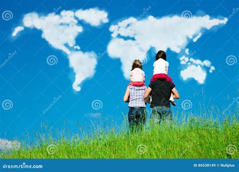 Famille Regardant Des Nuages Formant La Carte Du Monde Image Stock