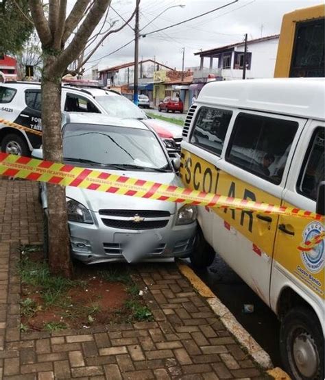 Motorista Perde O Controle Do Carro E Atropela Pedestre Em Frente De