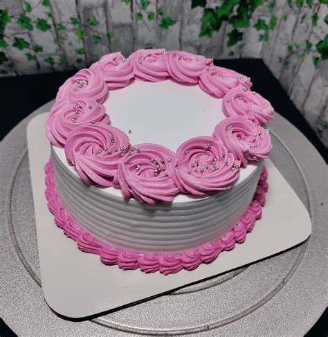 Simple Vanilla Cake Design : r/CAKEWIN