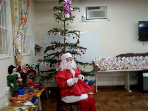 Papai Noel chegou antes para as crianças de escola municipal em ...