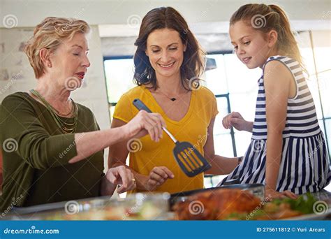 Pasando La Receta Familiar Una Familia De Tres Generaciones De Mujeres