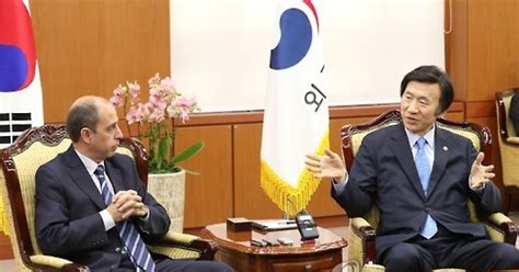 윤병세 유엔 北인권특별보고관 접견긴밀 협력 기대