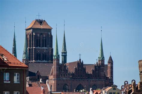 Una Gran Catedral Que Se Eleva Sobre Un Paisaje Urbano Junto A Un