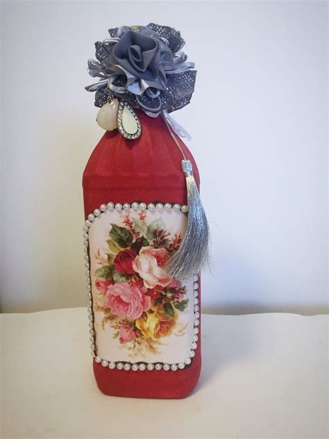 Garrafa em tom carmim decorada pérolas decoupage rendas