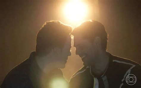 Cara e Coragem Público se surpreende beijo gay na novela