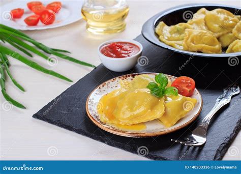 Pastas Hechas En Casa Italianas Tradicionales De Los Raviolis Rellenas