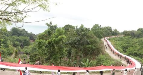 Kirab Bendera Merah Putih Sepanjang Meter Di Pantai Batukaras