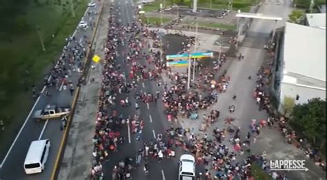 Messico Migliaia Di Migranti Bloccano L Autostrada Imola Oggi