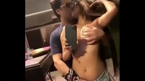 Poonam Pandey Con Su Marido Presiona El Coño Con Los Dedos