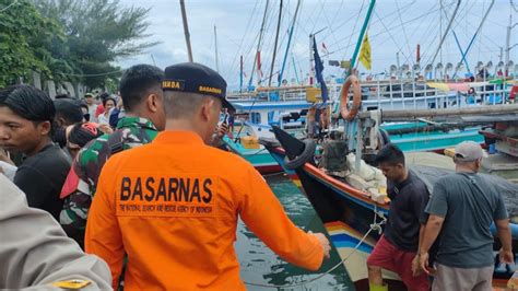 Km Sri Muncul Tenggelam Di Pulau Sebuku Lampung Orang Abk Selamat