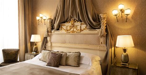 Discover the typical Venetian rooms and suites of the Metropole Hotel