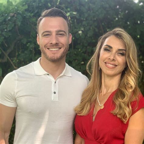 Kerem Bürsin y Neslihan Yeldan en el set de Sen Çal Kapımı Handsome