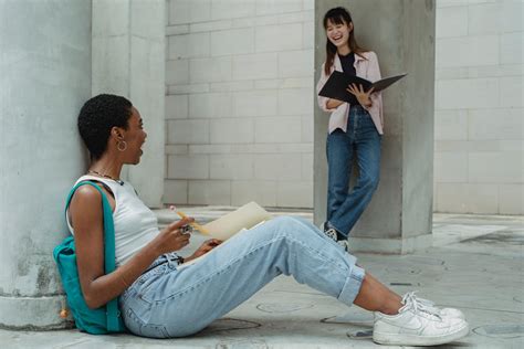 Verschiedene Schüler Lachen Bei Den Hausaufgaben · Kostenloses Stock Foto