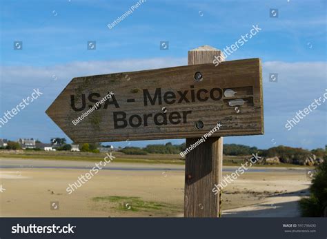 Signpost On United States Mexico Border Stock Photo 591736430 ...