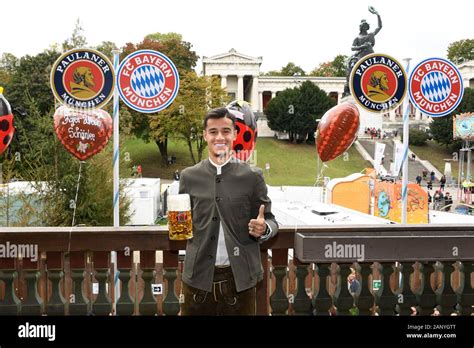 Philippe Coutinho Fc Bayern M Nchen Stellt Mit Einem Bier Fu Ball Fc