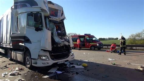 Fünf Lkw krachen auf A2 ineinander