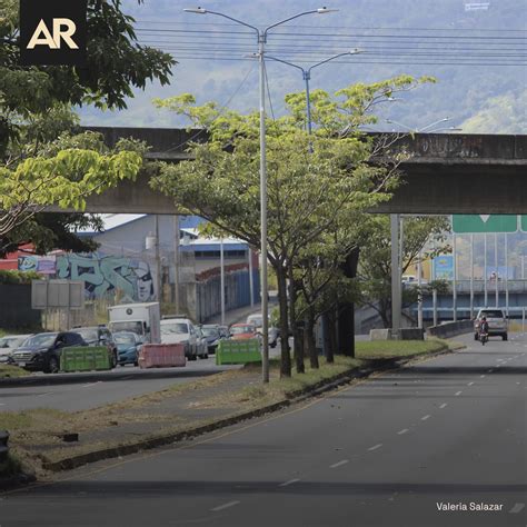 Congestionamiento Vial Por Cierre De Puente Peatonal En Parque De La Paz