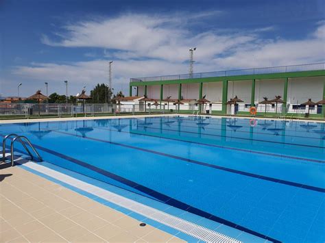 El Alcalde Visita La Piscina De Verano En El D A De Su Apertura Con