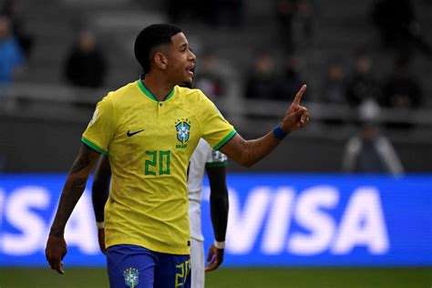 roma  talks  brazilian attacker savio  troyes